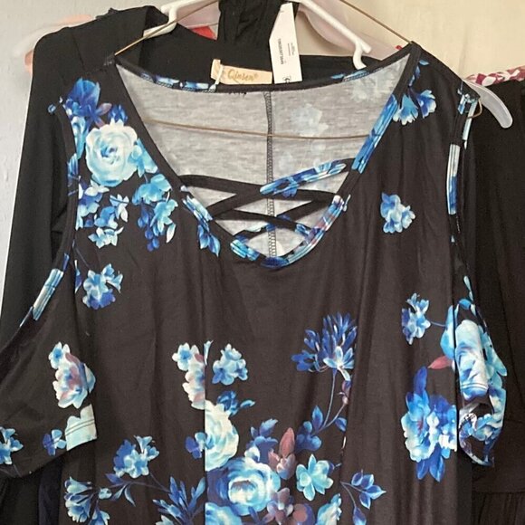 Floral crisscross front cold shoulder - Picture 1 of 3